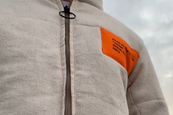 Ce designer détourne les housses IKEA x Virgil Abloh pour fabriquer une veste