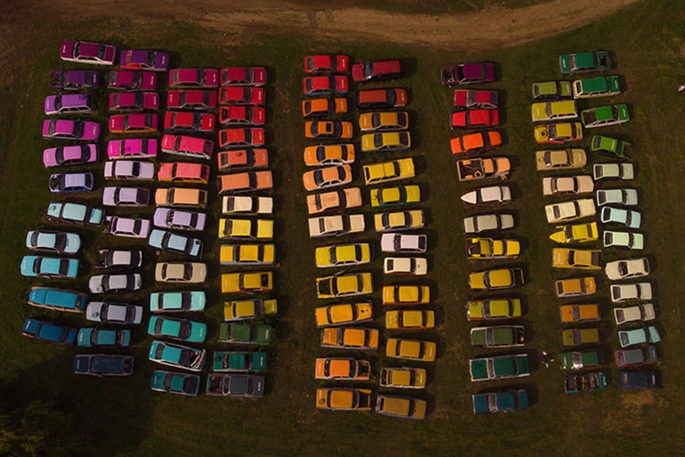 L'artiste Zoer investit la plus vieille casse de voitures française pour sauver les épaves automobiles de la destruction