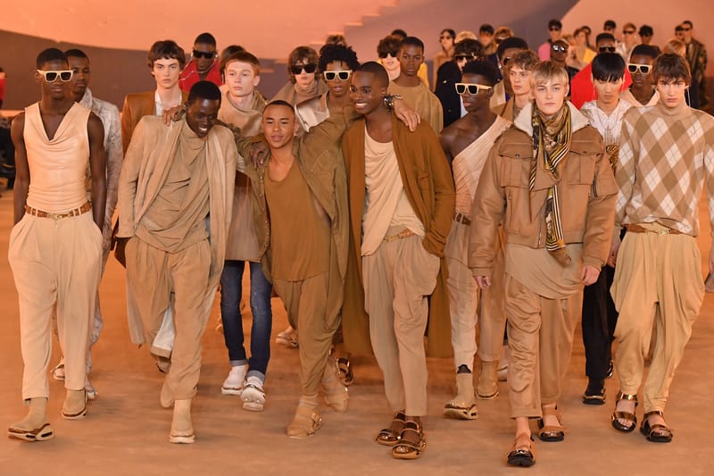 Paysage désertique, danse envoûtante... Le très spectaculaire défilé d'Olivier Rousteing pour Balmain