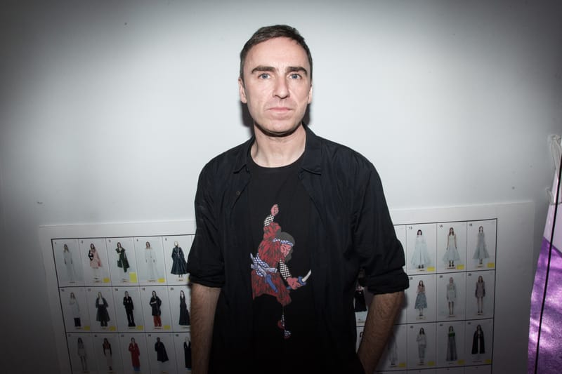 Raf Simons va dévoiler une toute nouvelle ligne de sneakers en avant-première à Paris