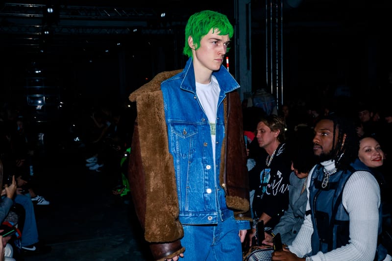 Au défilé Vetements les invités étaient chargés d'éclairer les mannequins avec leurs smartphones