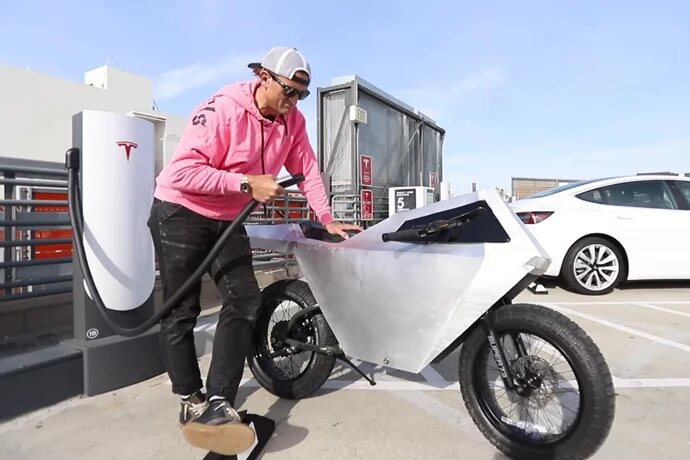 Un YouTubeur américain imagine une moto éléctrique inspirée du CyberTruck de Tesla