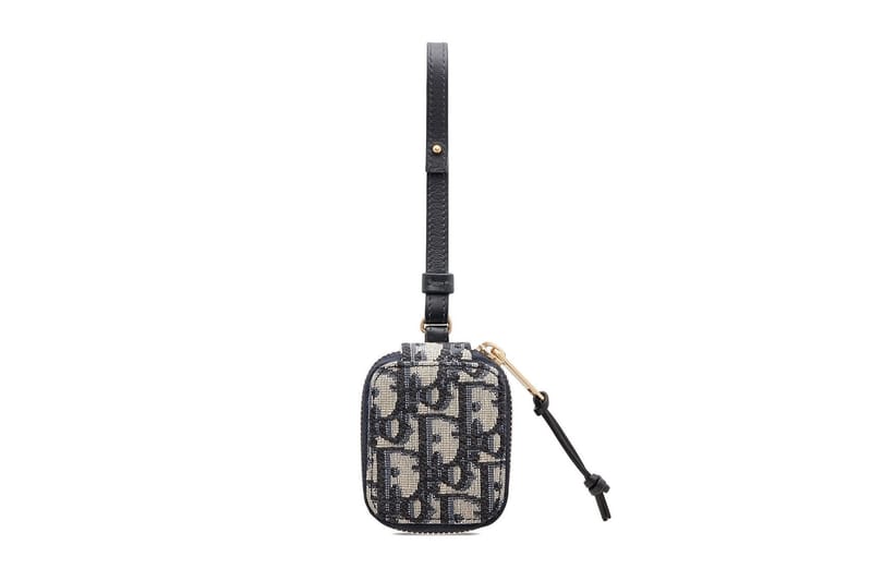 Dior vient de dropper un nouvel étui monogrammé pour AirPods
