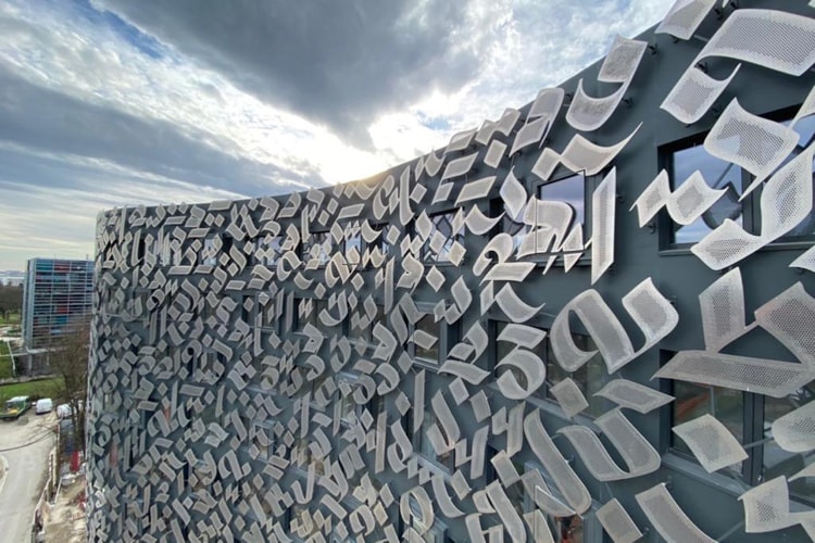 À Paris les calligraphies de l'artiste tunisien Shoof habillent le nouveau Pavillon Habib