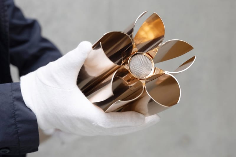 Tête en or rose et design rappelant la fleur de sakura, zoom sur le design de la torche des JO 2020