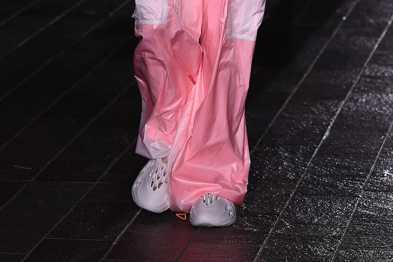 Mais qui est cette marque qui a défilé avec des YEEZY à la Fashion Week de Londres ?