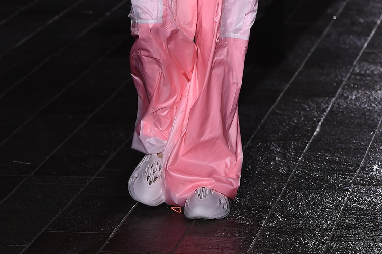 Mais qui est cette marque qui a défilé avec des YEEZY à la Fashion Week de Londres ?