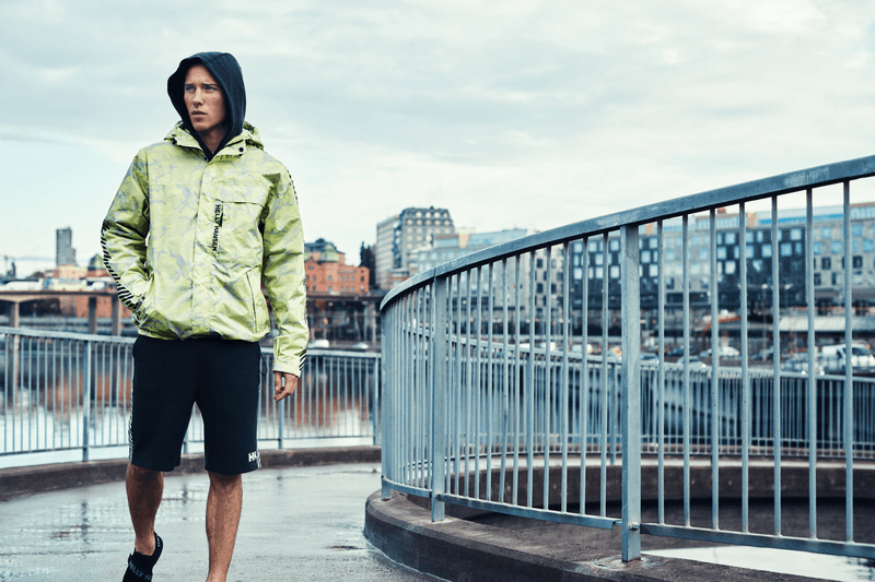 Helly Hansen dévoile sa nouvelle collection aux accents nineties