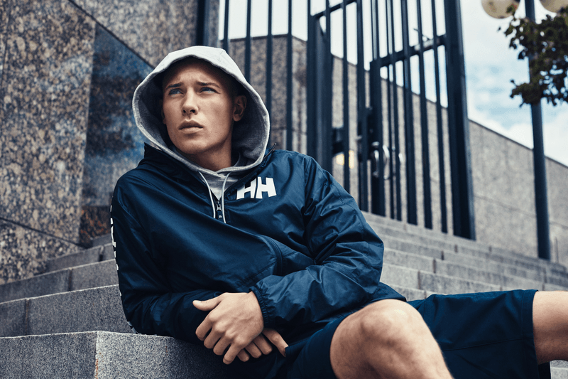 Helly Hansen dévoile sa nouvelle collection aux accents nineties
