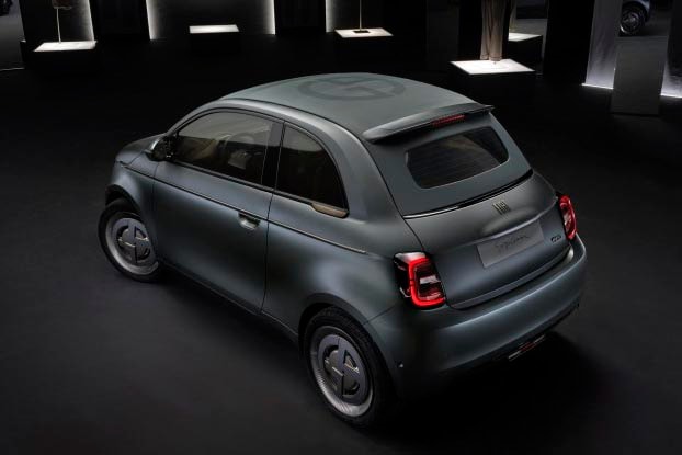 La Fiat 500 s'offre un modèle électrique décapotable et signe un partenariat avec Giorgio Armani