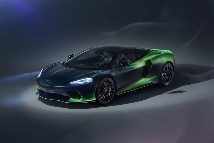 McLaren dévoile une sublime GT personnalisée avec un colorway façon aurore boréale et intérieur en cachemire