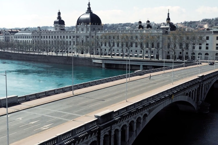 Des drones capturent les rues désertes de Paris et Lyon en vidéo