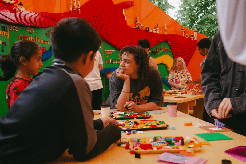 Martine Rose revient sur la créativité, l’expression de soi et le pouvoir du jeu après le PLAY Pavilion de LEGO®