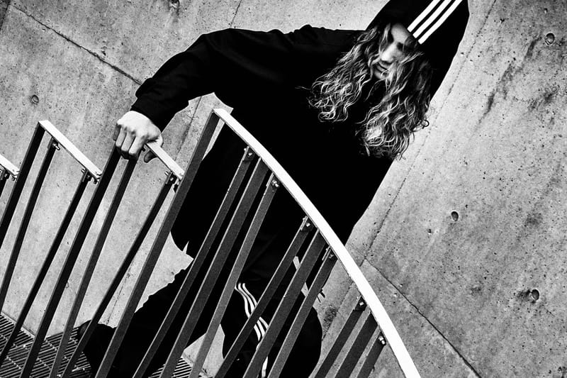 La FW25 de Y-3 fait dialoguer les trois bandes d’adidas avec l’architecture de Tokyo