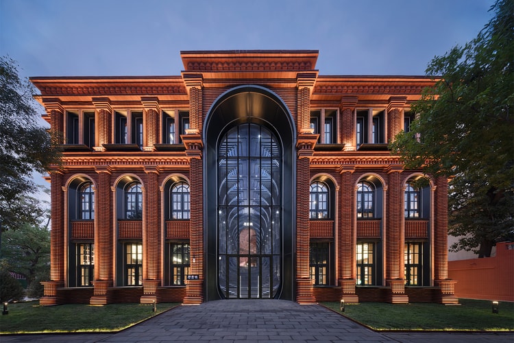 X+Living signe un temple d’ombres et d’histoires pour la librairie Zhongshuge à Tianjin