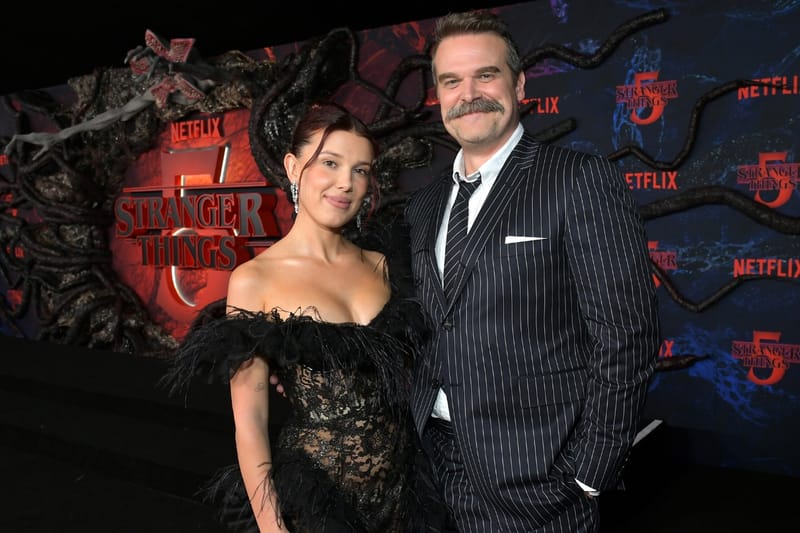 Millie Bobby Brown réagit aux rumeurs sur sa relation avec David Harbour