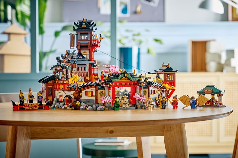 LEGO® NINJAGO® dévoile le set « The Old Town » pour ses 15 ans