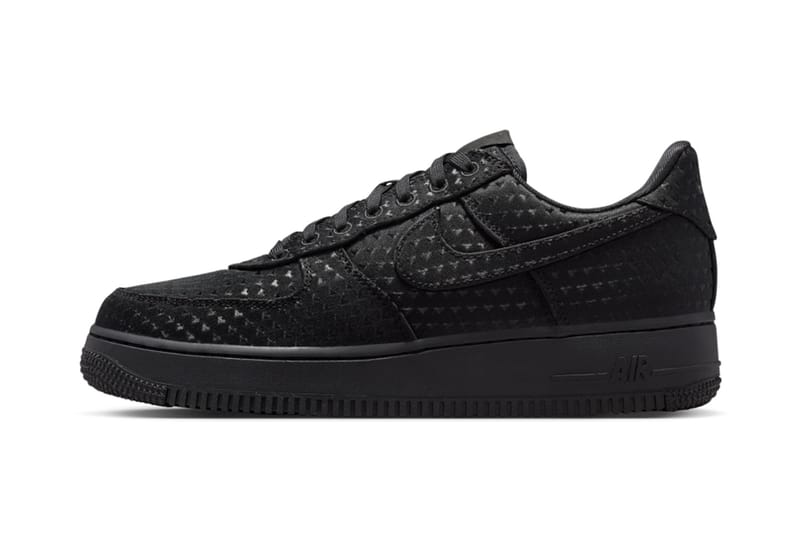 Aperçu officiel des Nike Air Force 1 Triple Black « Valentine’s Day »