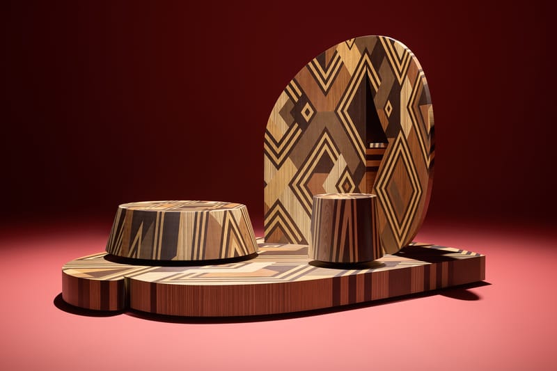 Stephen Burks crée un « site cérémoniel » en bois, aussi complexe qu’un textile Kuba