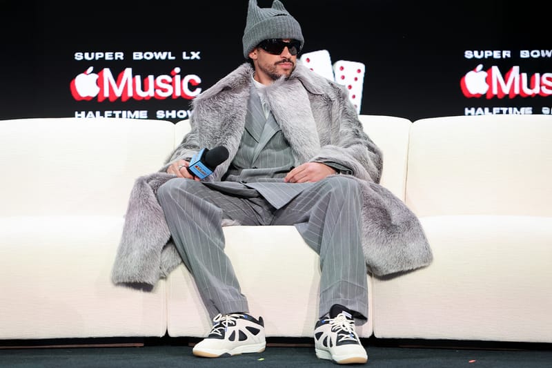 Fit Check : Bad Bunny débarque en costume Bottega Veneta et adidas BadBo 1.0 inédites à la conférence de presse du show Apple Music de la mi-temps du Super Bowl LX