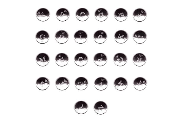 BUNNEY Hand-Engraved 英文字母系列徽章