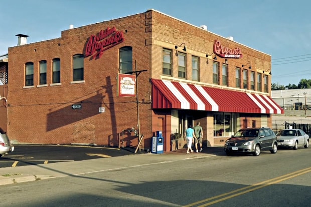 Etsy: Ole Man’s Rub 餐廳的 Joe Threat 展現他的獨門私房料理