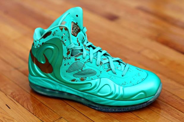 Nike Air Max Hyperposite  別注 “Battle of the Boroughs” 量產系列