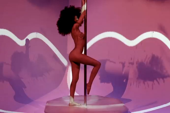 超模 Chanel Iman 展示個人精煁鋼管舞技與婀娜身姿