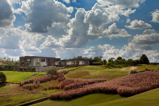 建築事務團隊 Studio Arthur Casa 打造結合環境以及設計的 Casa HS 別墅