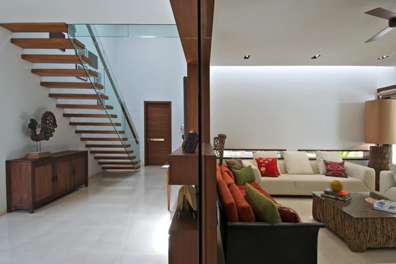 Hiren Patel Architects 建築事務所打造位於印度阿默特巴德的庭院別墅