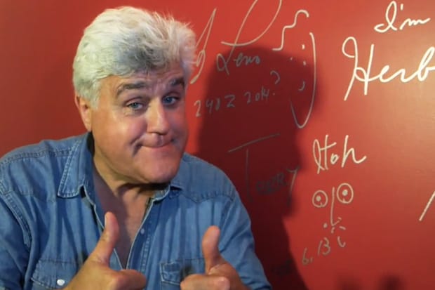 美國名嘴 Jay Leno 參觀日產汽車生產基地，並與廠商的創意總監進行訪談