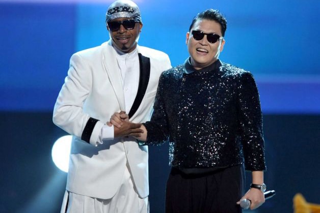 PSY 與 MC Hammer 兩人聯手在 2012 American Music Awards 「全美音樂獎」 大跳 Gangnam Style 《江南Style》