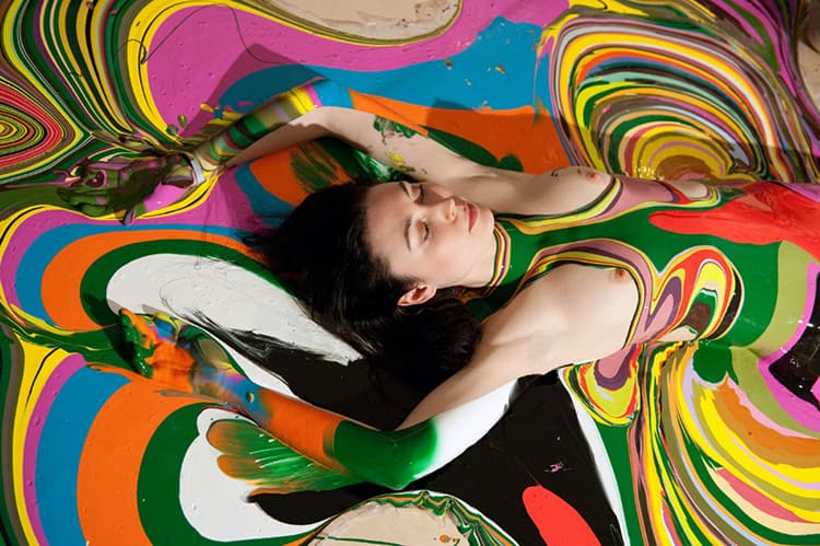 Basel Week Miami 2012: 藝術家 Holton Rower 在 Fresh Basel 展覽上進行潑畫創作 現場回顧