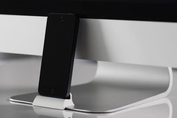 完全與 iMac 或 Apple 顯示器融為一體的 OCDock iPhone Dock 底座