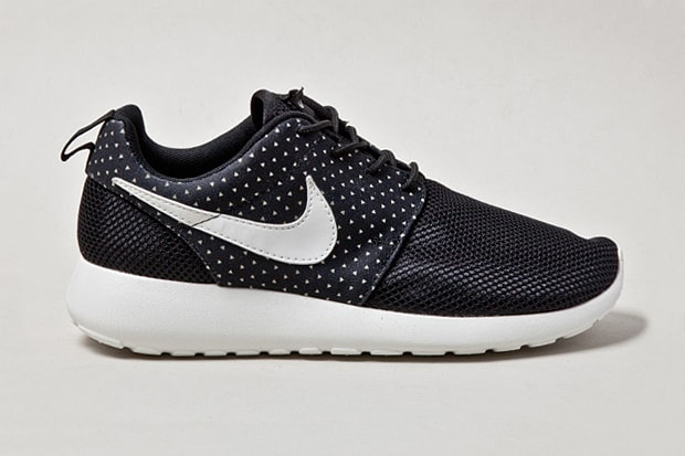 Nike Roshe Run “Night Snow” 新款跑鞋