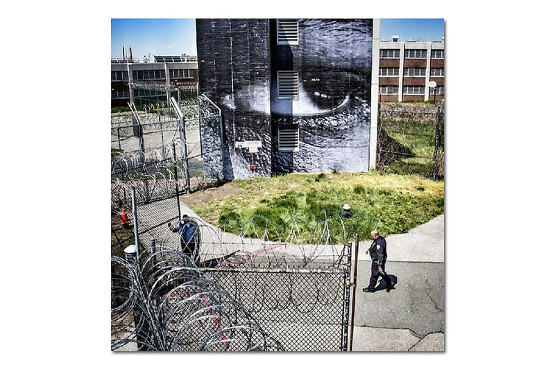 JR 在賴克斯島監獄內張貼獨特作品