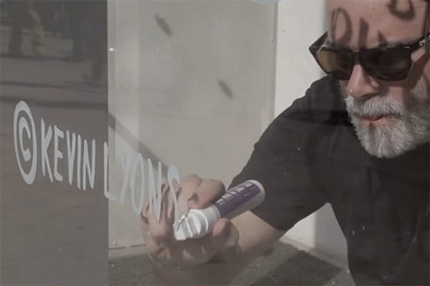 Kevin Lyons 於 Ideas City New Museum 櫥窗塗鴉