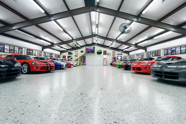 一對夫妻與 65 輛 Dodge SRT Vipers 的故事