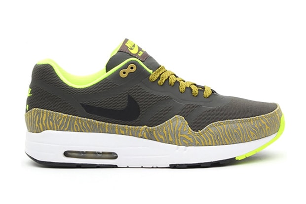 Nike Air Max 1 Premium Tape “Parachute Gold/Summit White” 配色