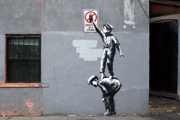Banksy 於紐約唐人街的最新塗鴉作品「Graffiti Is A Crime」