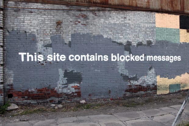 英國藝術家 Banksy 於紐約 Greenpoint 區留下「Better Out Than In」塗鴉作品