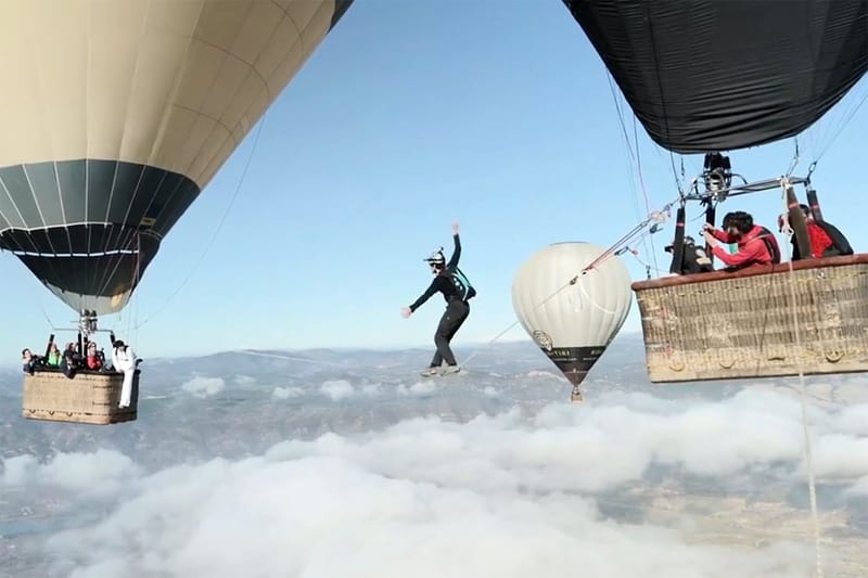 The Balloon Highline: 熱氣球上的走鋼絲表演
