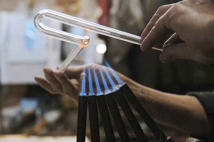 通過短片「霓虹的製作」探索香港霓虹燈牌背後的故事