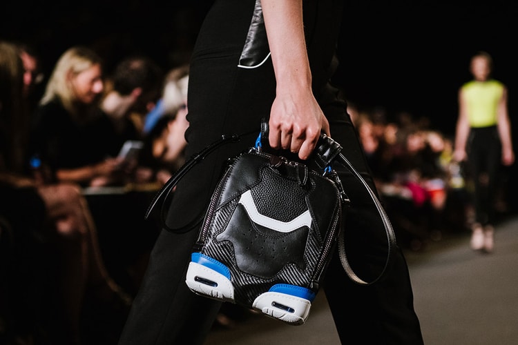 Alexander Wang 於 2015 春夏女裝系列中融入大量經典球鞋元素