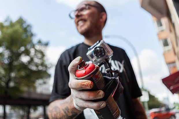 Ben Eine 於柏林為 M/5 藝術企劃創作巨型壁畫