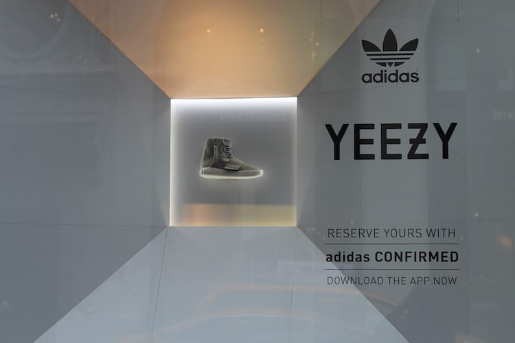 adidas 正式於紐約店展出 Yeezy 750 Boost 櫥窗