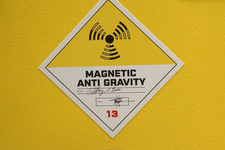 Nike MAG 限量版展示鞋盒