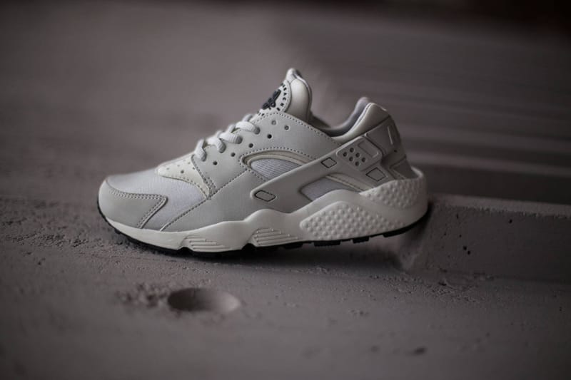 Nike WMNS Air Huarache「Light Bone」配色