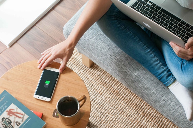 集資中!無線充電竹桌子 FurniQi