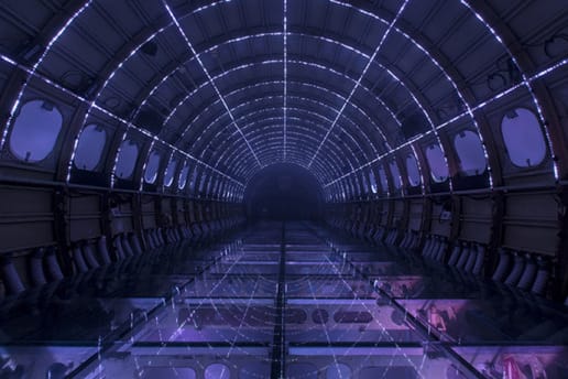 PlayMID 在飛機上創作光學裝置「Porta Estel-lar」